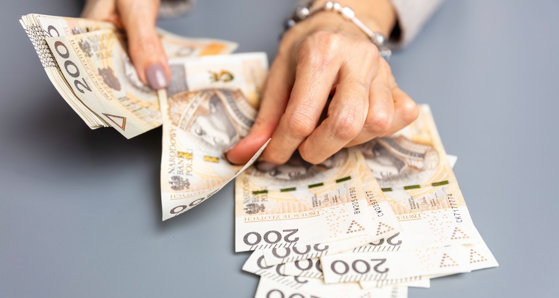 Strefa euro się powiększa o nowy kraj. Sikorski zabrał głos