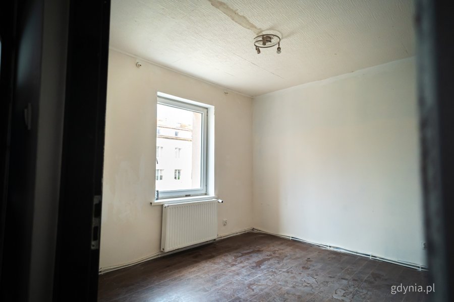 Wnętrze jednego z mieszkań komunalnych w Gdyni, które wymaga remontu i zostanie uwzględnione w programie (fot. Kamil Złoch)