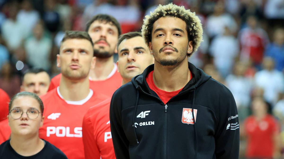 Grupa sportowc&oacute;w, w tym Jeremy Sochan w bluzie z polskim godłem.