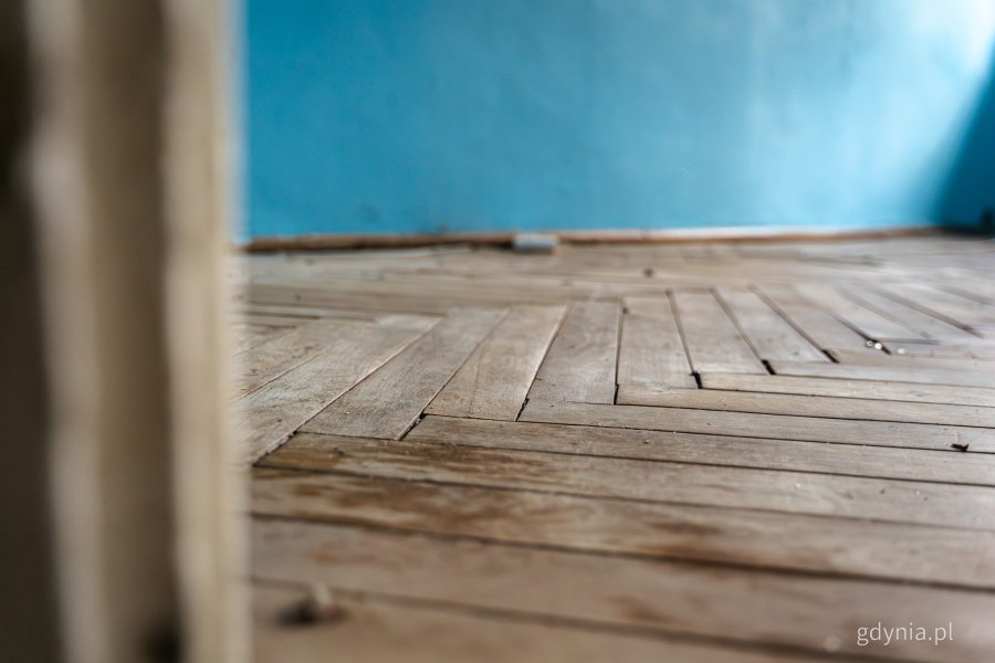 Wnętrze jednego z mieszkań komunalnych w Gdyni, które wymaga remontu i zostanie uwzględnione w programie (fot. Kamil Złoch)