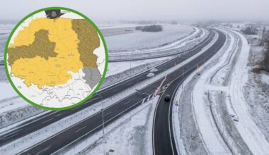 Mapa Polski z zaznaczonymi obszarami objętymi ostrzeżeniem IMGW przed oblodzeniem, nałożona na zdjęcie zimowej autostrady.