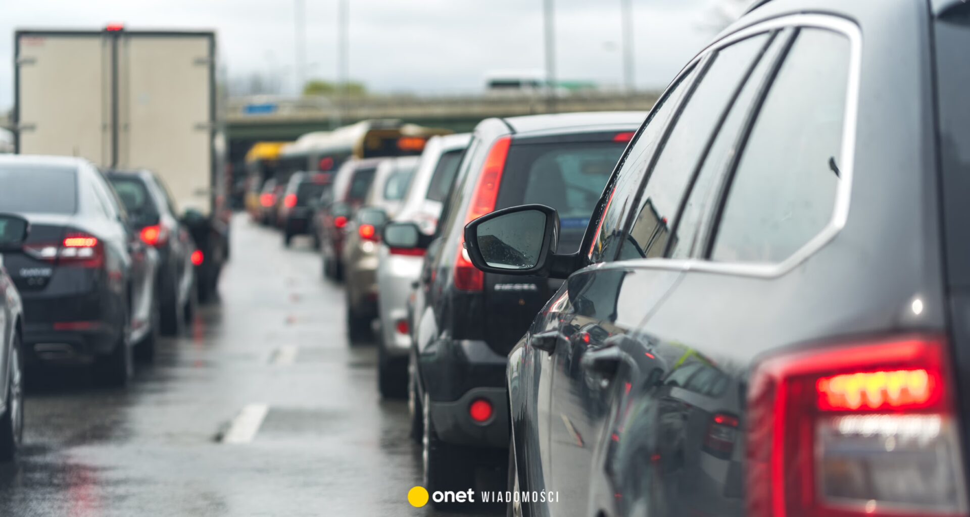 Zderzenie czterech aut na S8. Poważne utrudnienia dla kierowców - Onet Wiadomości