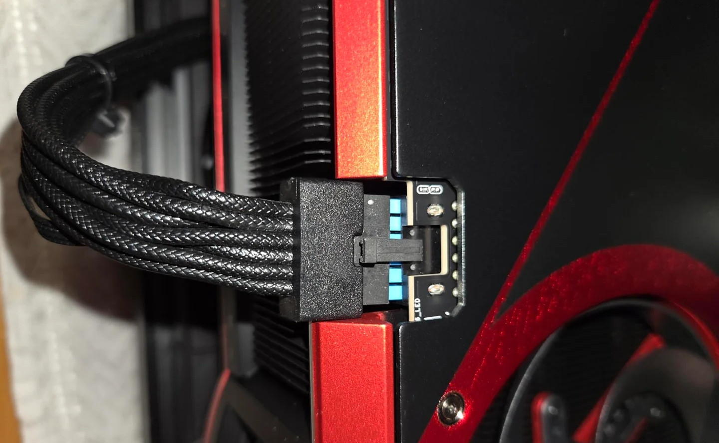 ASUS o tym zapomniał. Najdroższa karta dla graczy ma problem z wtyczką