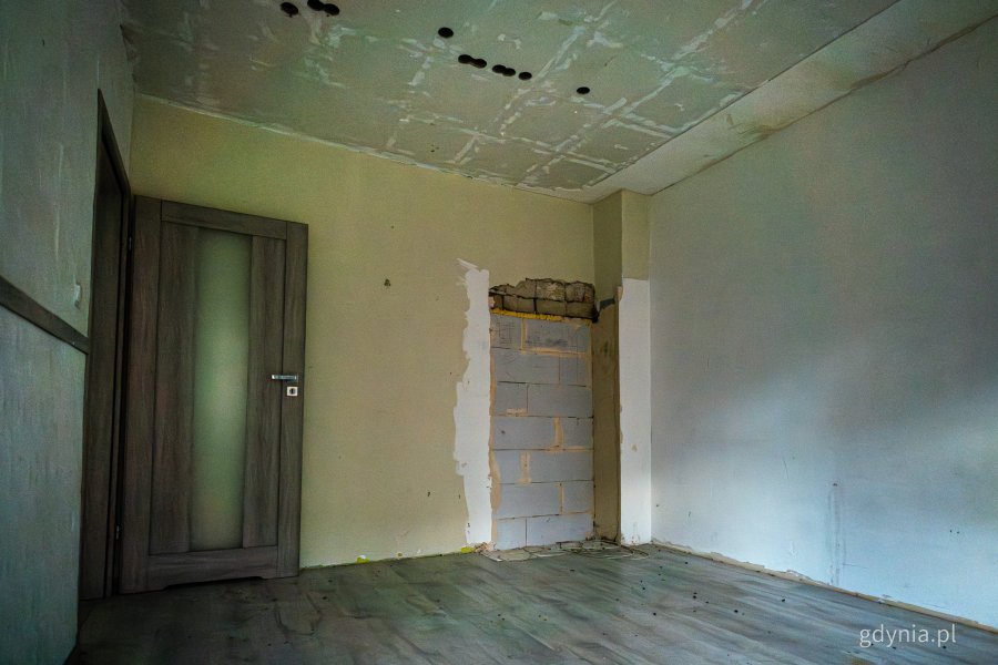 Wnętrze jednego z mieszkań komunalnych w Gdyni, które wymaga remontu i zostanie uwzględnione w programie (fot. Kamil Złoch)