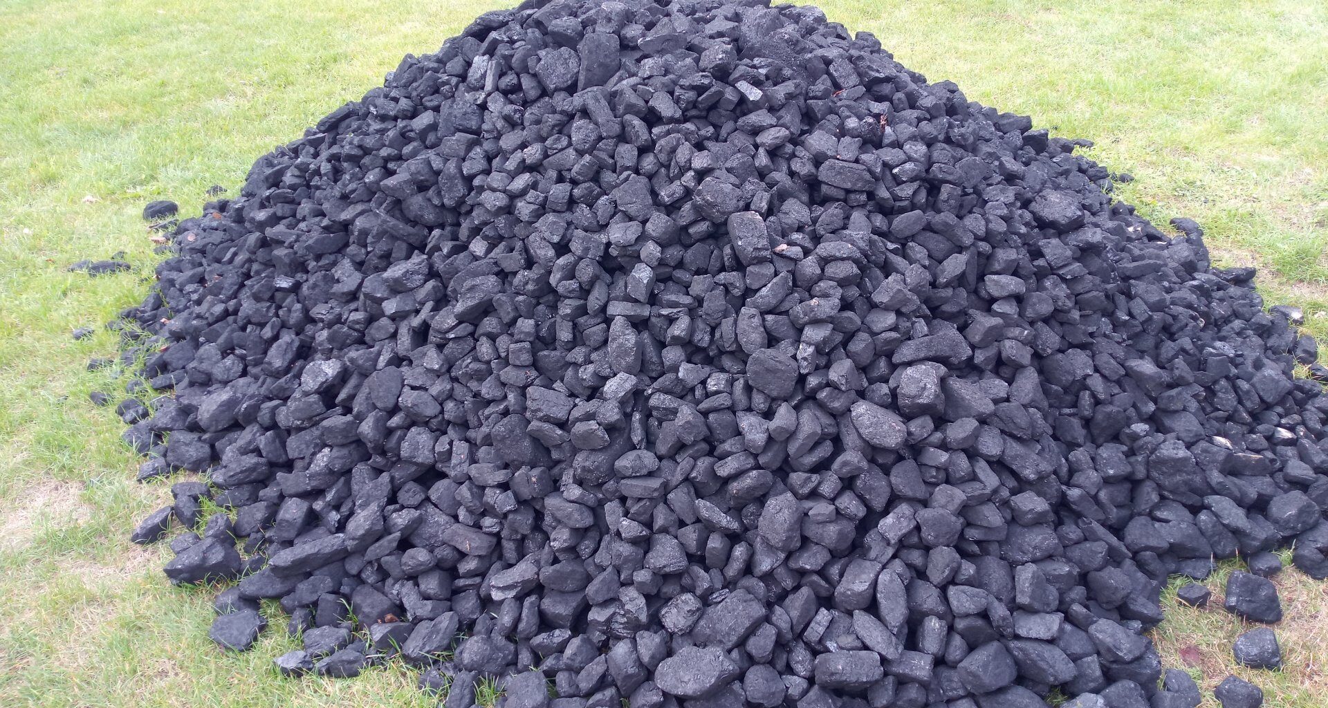 Palenie węglem grozi karą do 5 tys. zł. Zakaz wchodzi od 2026 r.