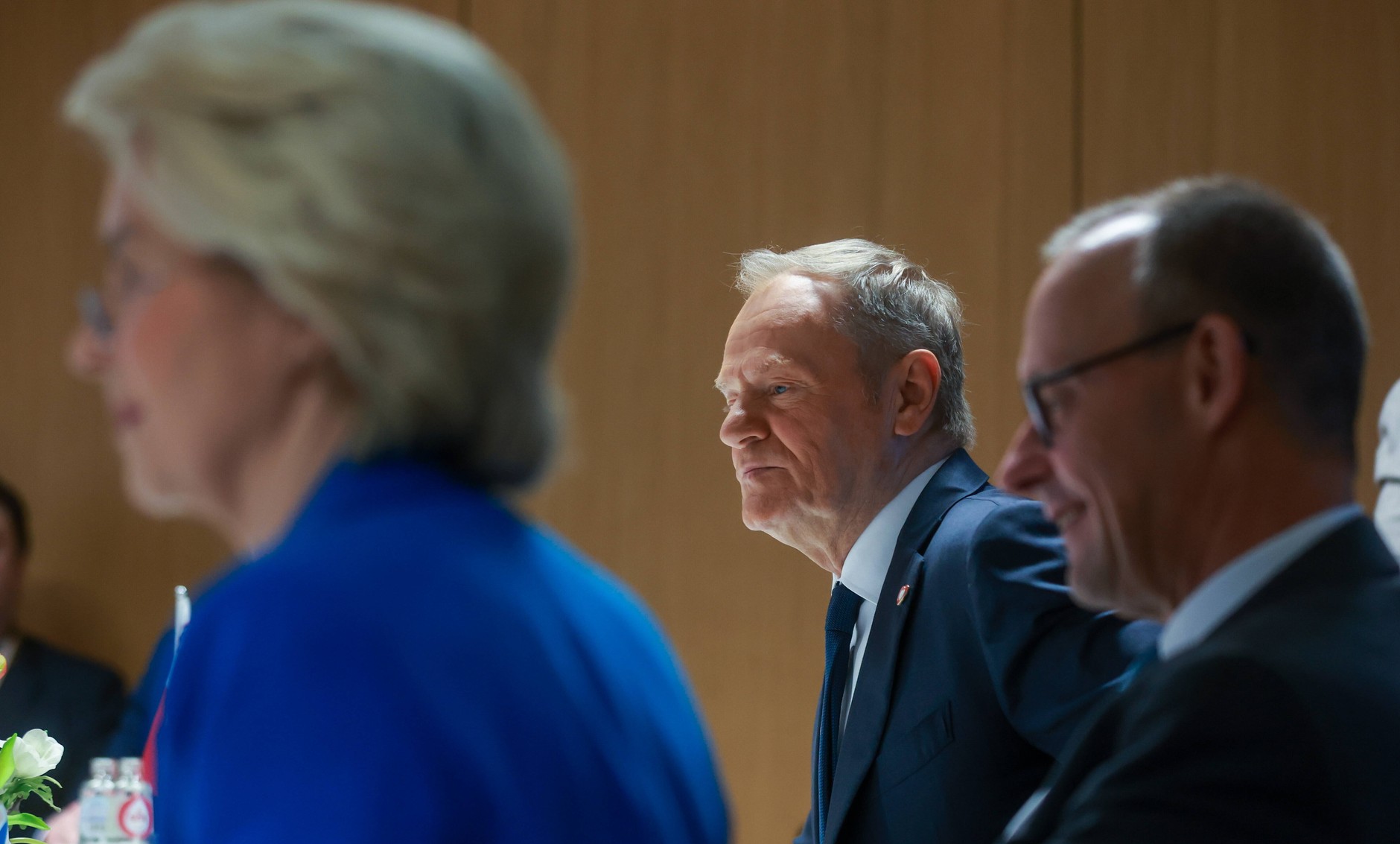 Ursula von der Leyen, przewodnicząca Komisji Europejskiej, Donald Tusk, premier Polski, i Friedrich Merz, kanclerz Niemiec, przed szczytem Rady UE w Brukseli, 18 grudnia 2025 r.