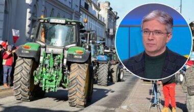 Traktory rolnicze zaparkowane na ulicy, obok nich widoczni ludzie i biało-czerwone flagi. W prawym g&oacute;rnym rogu okrągłe zdjęcie przedstawiające mężczyznę w okularach.