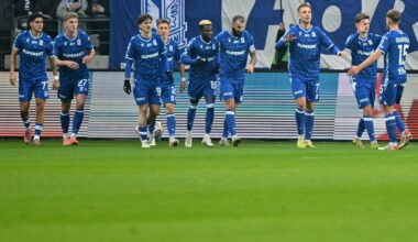 Piłkarze Lecha Poznań świętujący bramkę na boisku.