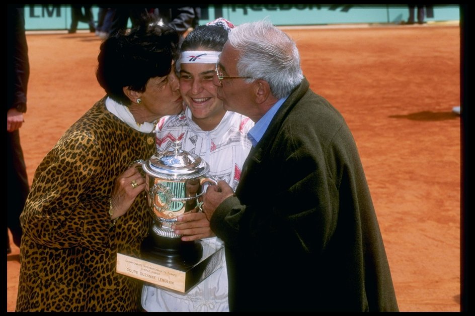 Arantxa Sanchez Vicario z rodzicami w 1994 r.
