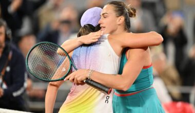 Aryna Sabalenka w uścisku z inną zawodniczką podczas meczu tenisowego.