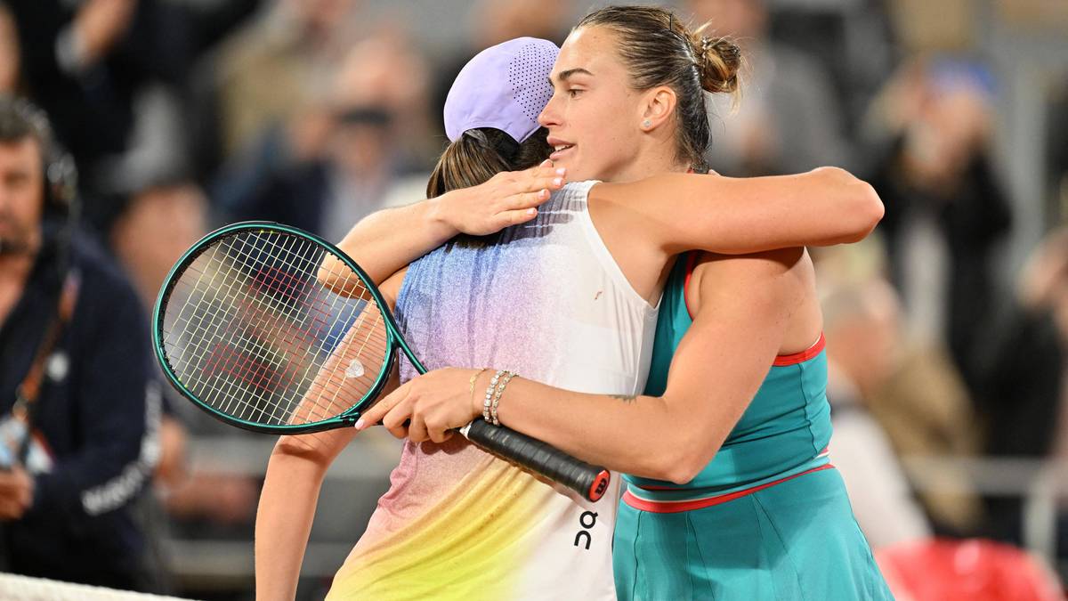 Aryna Sabalenka w uścisku z inną zawodniczką podczas meczu tenisowego.