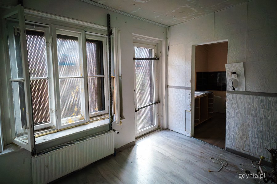 Wnętrze jednego z mieszkań komunalnych w Gdyni, które wymaga remontu i zostanie uwzględnione w programie (fot. Kamil Złoch)