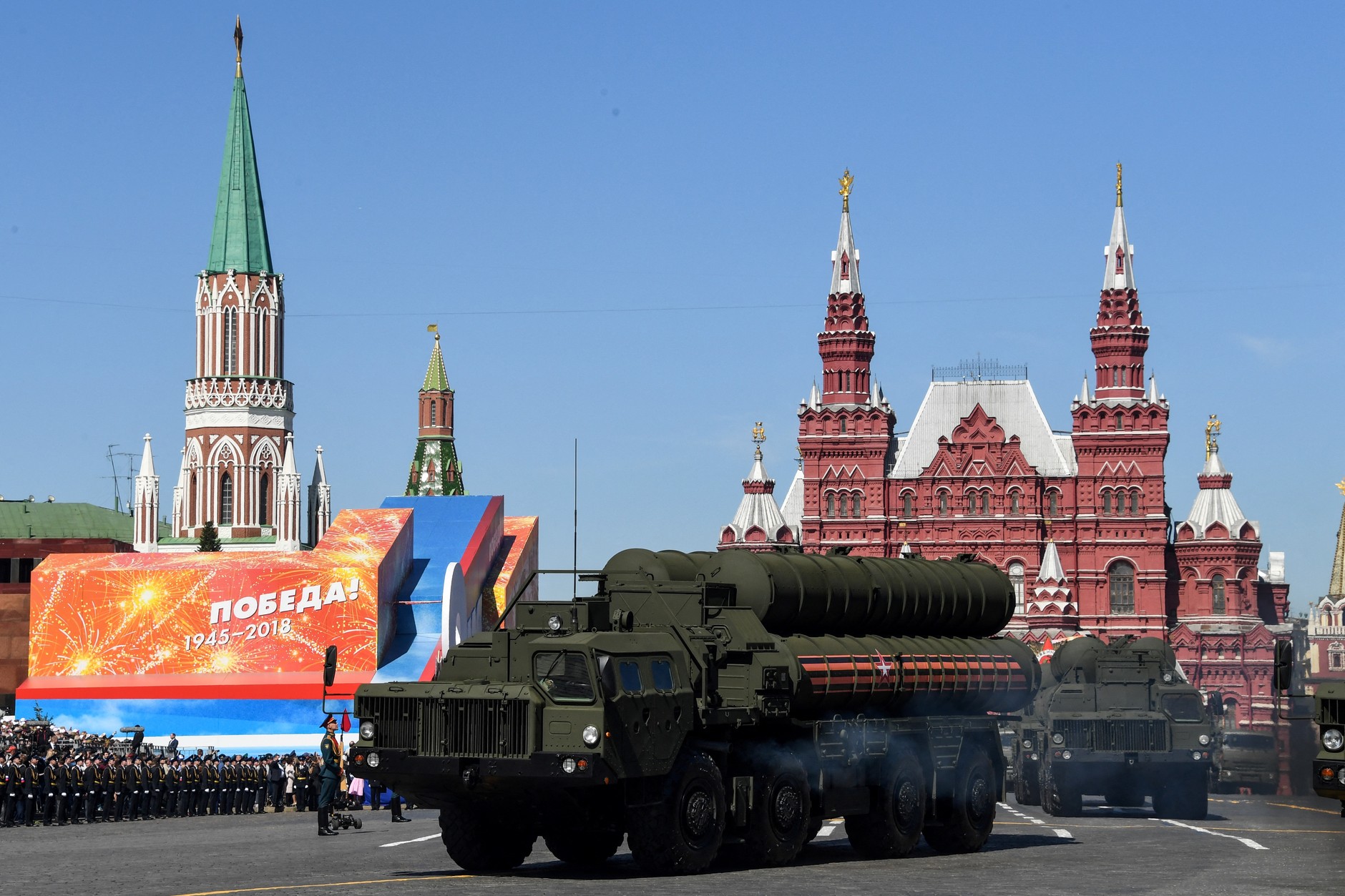 Rosyjskie systemy rakietowe S-400 Triumph przejeżdżają przez Plac Czerwony podczas parady wojskowej z okazji Dnia Zwycięstwa w Moskwie, Rosja, 9 maja 2018 r.