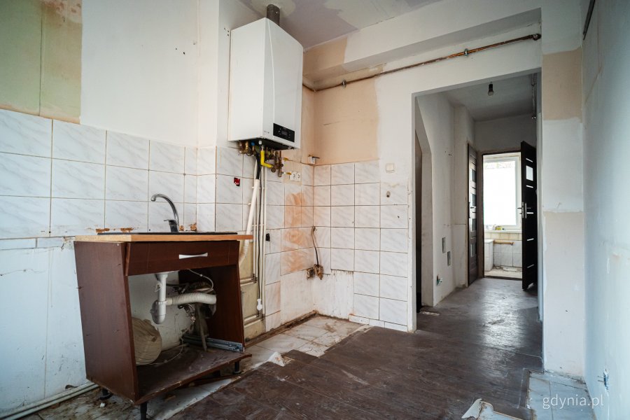 Wnętrze jednego z mieszkań komunalnych w Gdyni, które wymaga remontu i zostanie uwzględnione w programie (fot. Kamil Złoch)