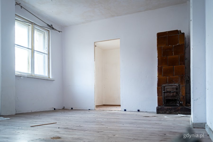 Wnętrze jednego z mieszkań komunalnych w Gdyni, które wymaga remontu i zostanie uwzględnione w programie (fot. Kamil Złoch)