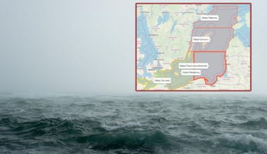 Mapa z zaznaczonymi obszarami ostrzeżeń hydrologicznych i meteorologicznych na Pomorzu.