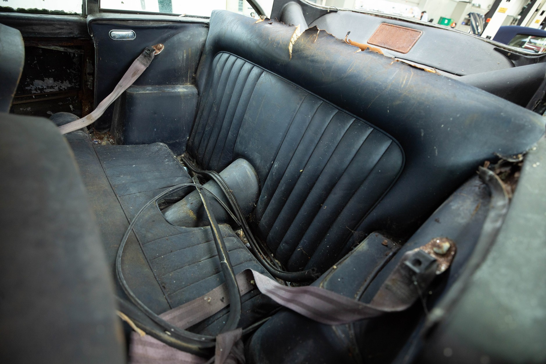 Aston Martin DB5 Vantage z 1965 r. wyremontowany po 45-letnim postoju na dworze