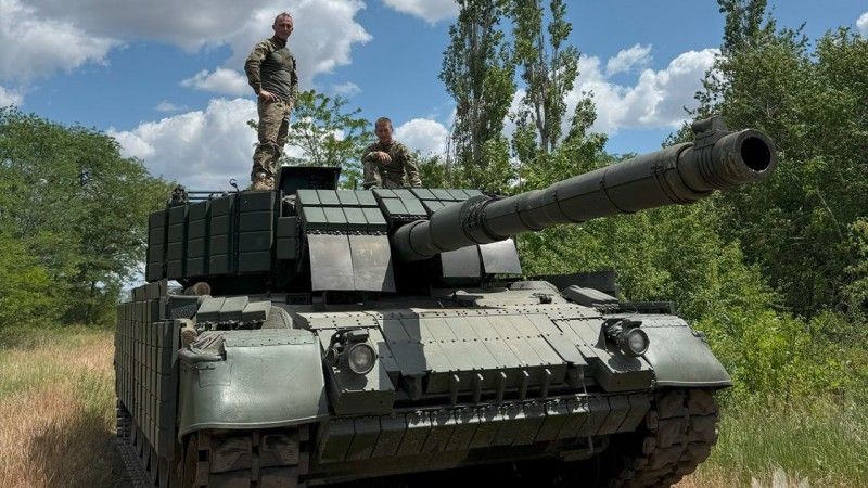 Ukraiński czołg Leopard 1A5DK z dodatkowymi modułami pancerza reaktywnego Kontakt-1.