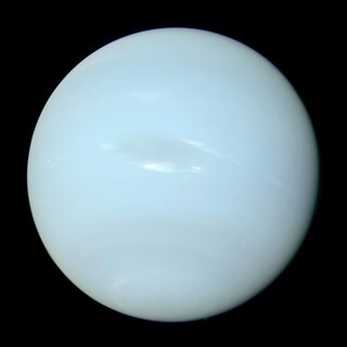 Zdjęcie Neptuna wykonane przez sondę kosmiczną Voyager 2 w 1989, przetworzone dla uzyskania koloru zbliżonego do naturalnego