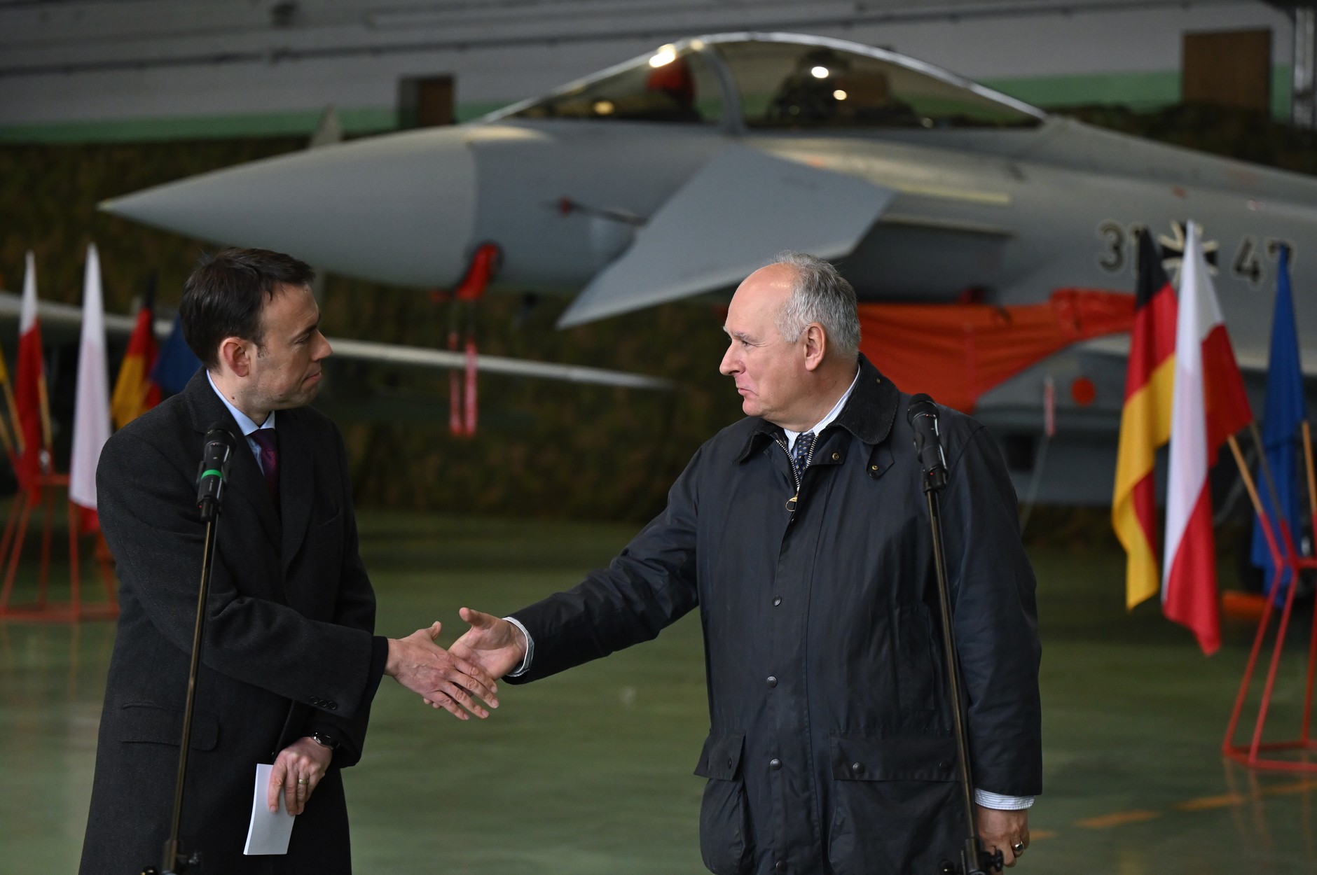 Wiceminister obrony Niemiec Nils Schmid oraz wiceminister obrony narodowej Polski Paweł Zalewski podczas konferencji prasowej po spotkaniu z okazji startu misji niemieckiego kontyngentu w ramach NATO Air Policing na terenie lotniska 22. Bazy Lotnictwa Taktycznego w Królewie Malborskim, Polska, 10 grudnia 2025 r.