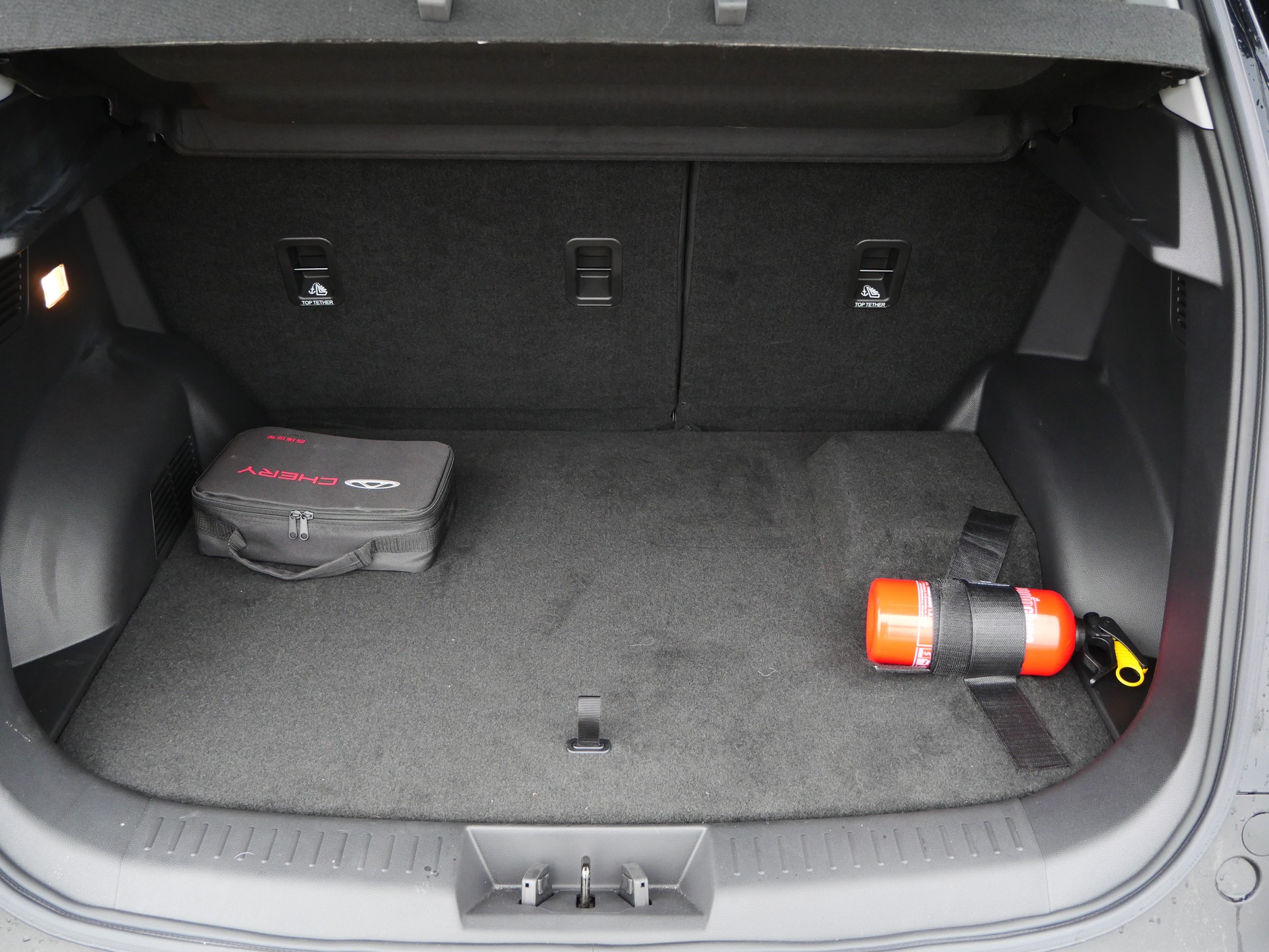 Garb po prawej stronie przestrzeni bagażowej może utrudniać przewożenie dużych przedmiotów.