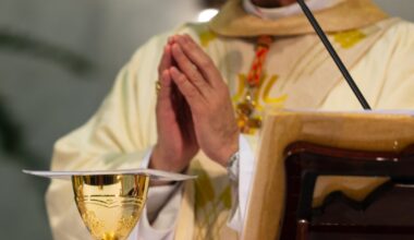 Kiedy należy iść do kościoła w święta? Wyjaśnienie dla katolików - Onet