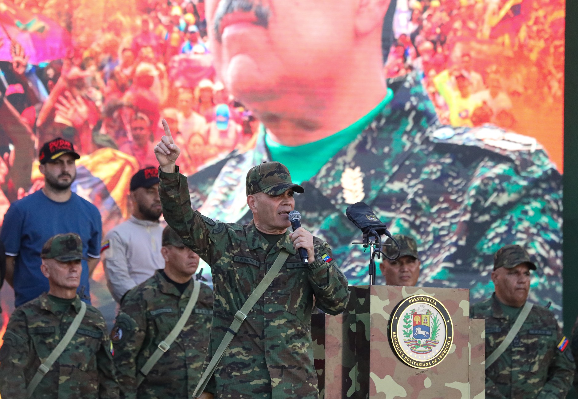 Głównodowodzący wenezuelskiej armii Vladimir Padrino Lopez wraz z żołnierzami (zdj. ilustracyjne)