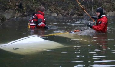 Niecodzienne sceny we Wrocławiu. Wymowny napis na drzwiach auta