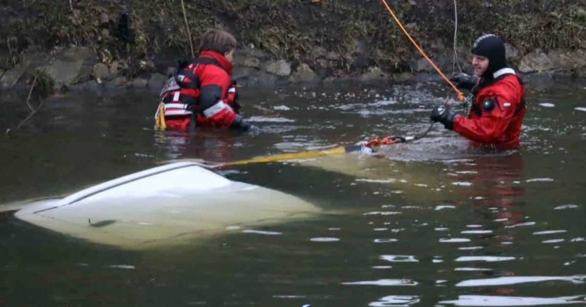 Niecodzienne sceny we Wrocławiu. Wymowny napis na drzwiach auta