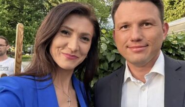 Kobieta i mężczyzna pozują do zdjęcia na zewnątrz, na tle zieleni.