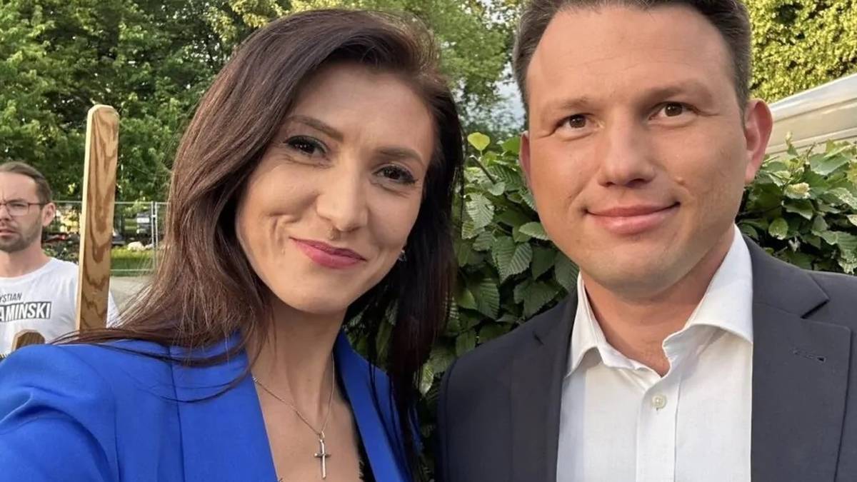 Kobieta i mężczyzna pozują do zdjęcia na zewnątrz, na tle zieleni.