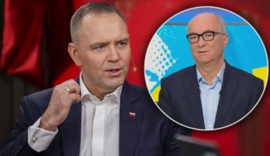 Marszałek Sejmu Włodzimierz Czarzasty przemawia, obok widoczny jego portret.