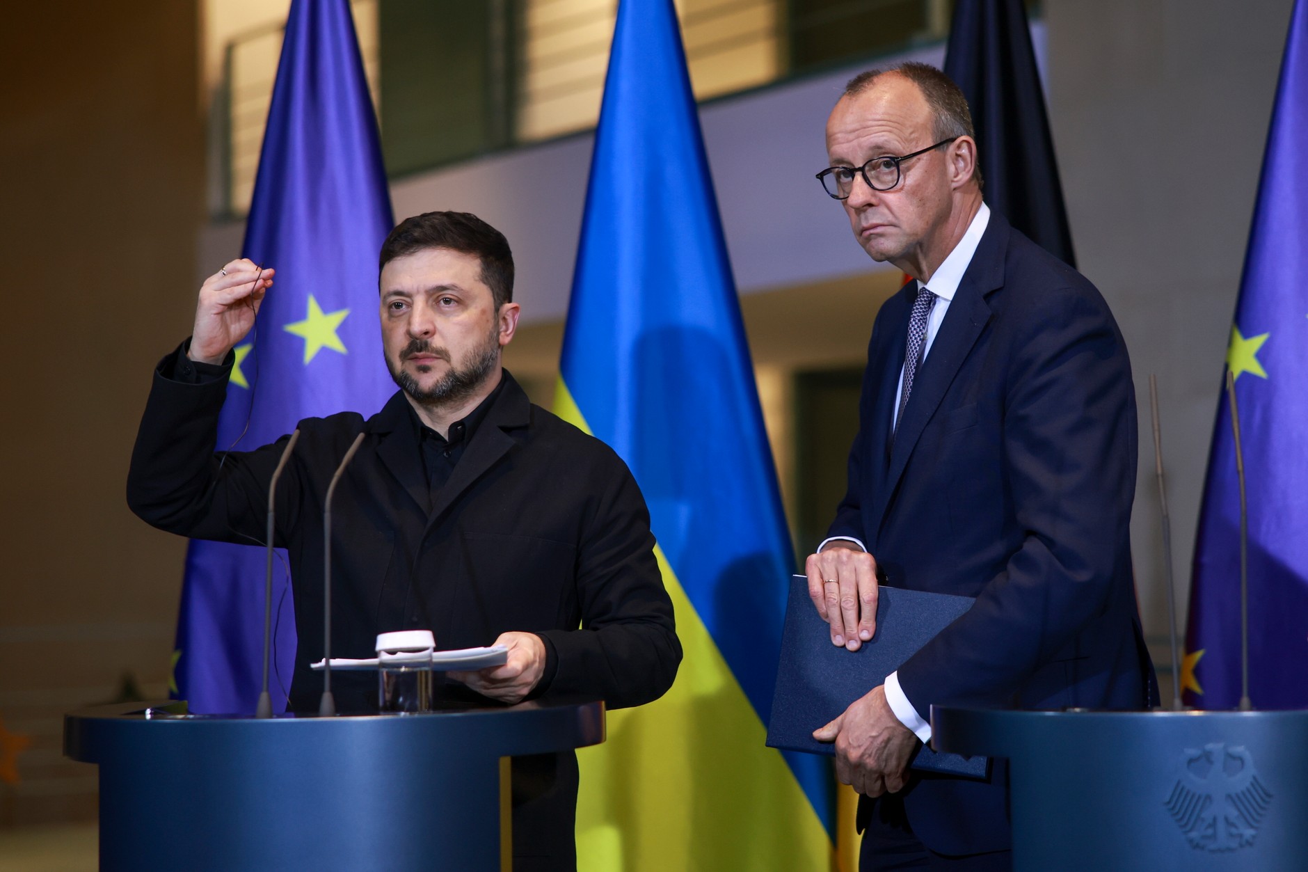 Prezydent Ukrainy Wołodymyr Zełenski i kanclerz Niemiec Friedrich Merz uczestniczą w konferencji prasowej w Kancelarii Federalnej w Berlinie, Niemcy, 15 grudnia 2025 r.