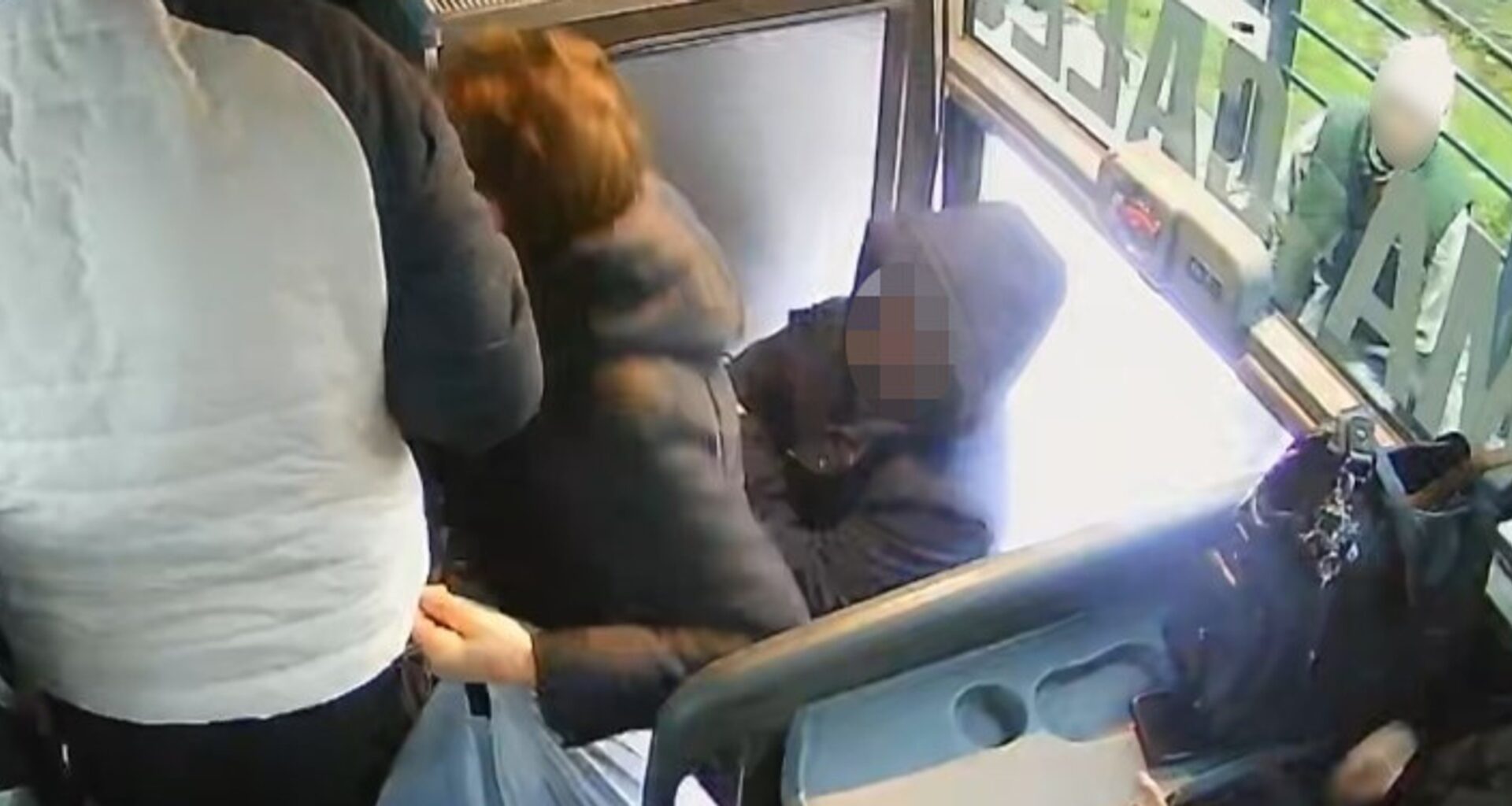 Okradł kobietę w autobusie i przesiadł się do innego, myśląc, że pozostanie niezauważony