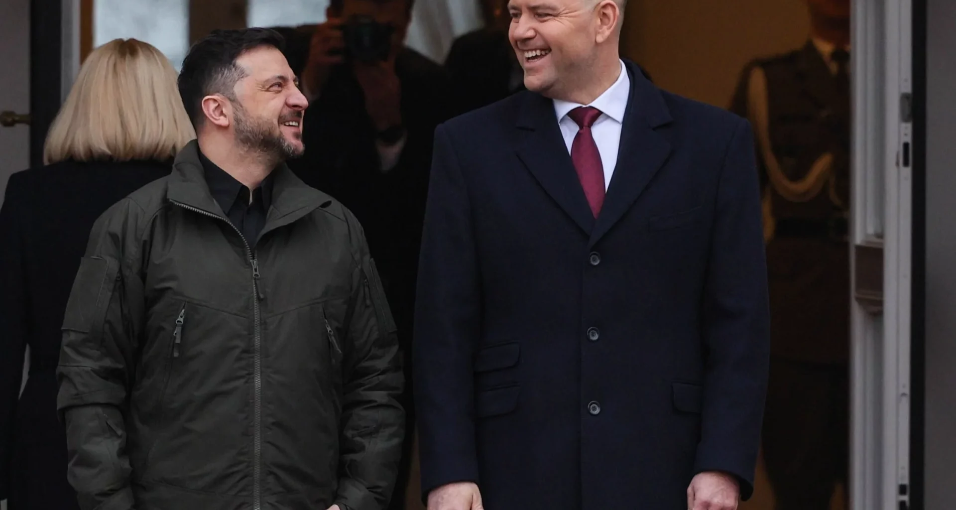 Prezydent Karol Nawrocki (P) oraz prezydent Ukrainy Wołodymyr Zełenski (L)