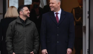 Prezydent Karol Nawrocki (P) oraz prezydent Ukrainy Wołodymyr Zełenski (L)