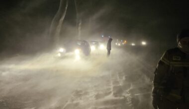 Samochody i pługi utknęły w zaspach. Ludzi ratowali rolnicy - Polska