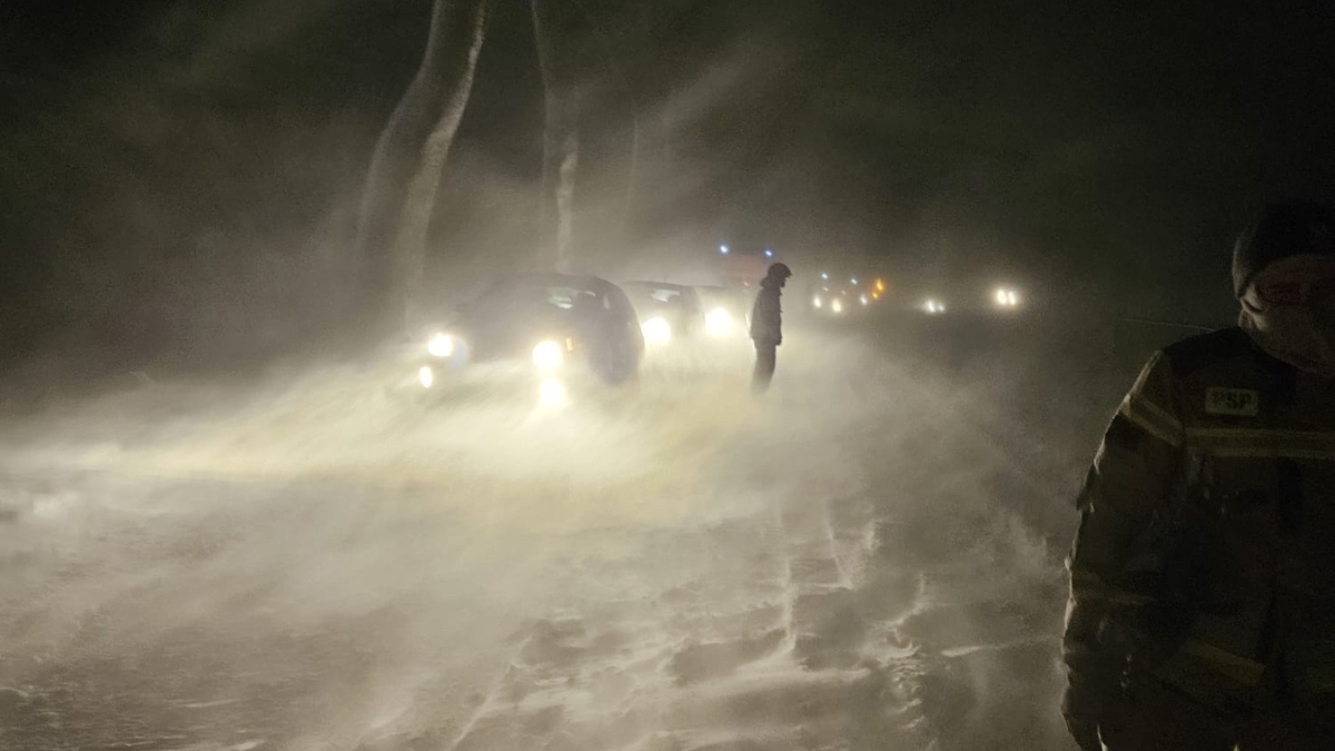 Samochody i pługi utknęły w zaspach. Ludzi ratowali rolnicy - Polska