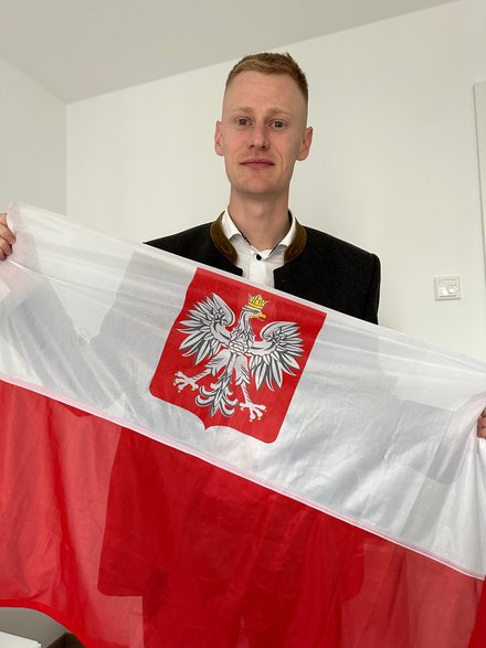 Vincent z polską flagą. 