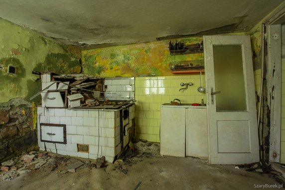 W starym opuszczonym domu.