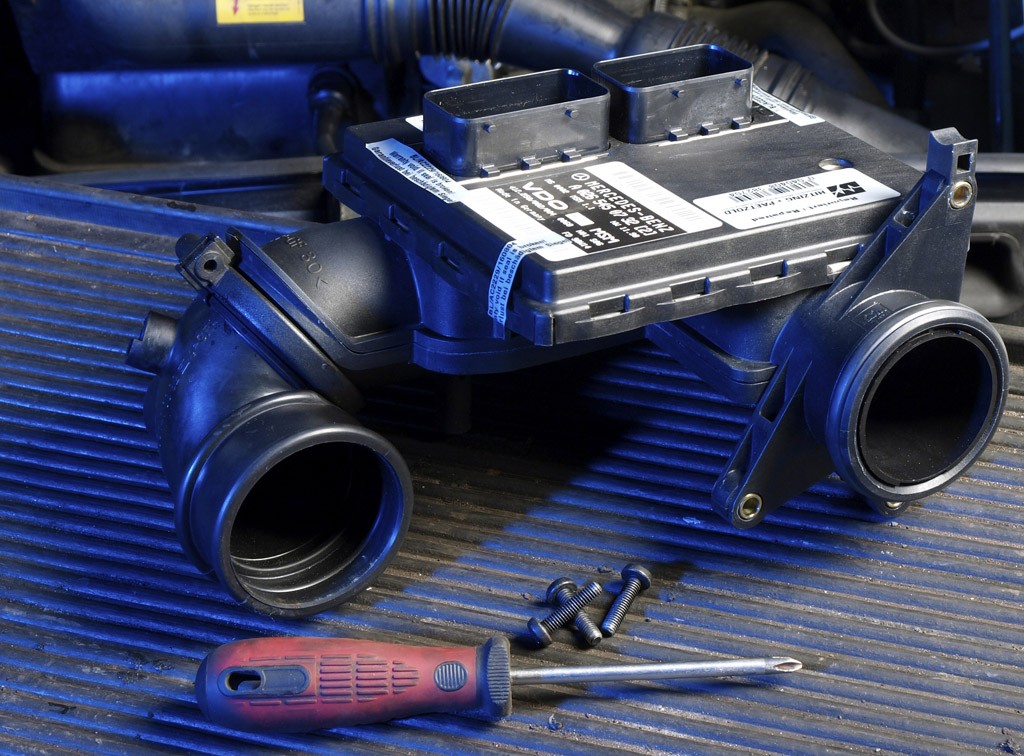 W latach 90. Mercedes zaczął stosować rozwiązania, które potaniały produkcję, ale  sztucznie podrażały naprawy aut – na zdjęciu sterownik silnika zintegrowany z psującym się często przepływpomierzem.