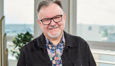 Mężczyzna trzyma izraelską flagę podczas finału Eurowizji 2025