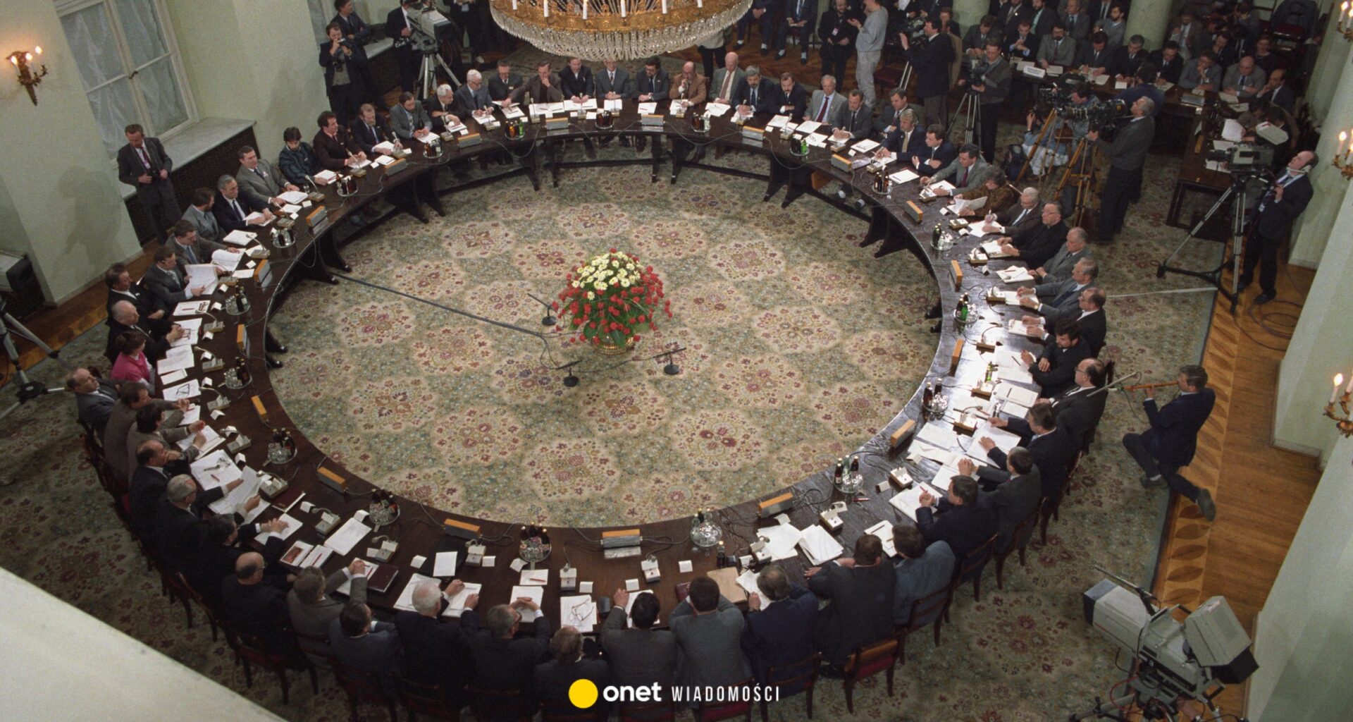 Przy tym meblu skończył się PRL. Okrągły Stół pomalowali tylko z jednej strony