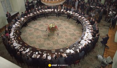 Przy tym meblu skończył się PRL. Okrągły Stół pomalowali tylko z jednej strony