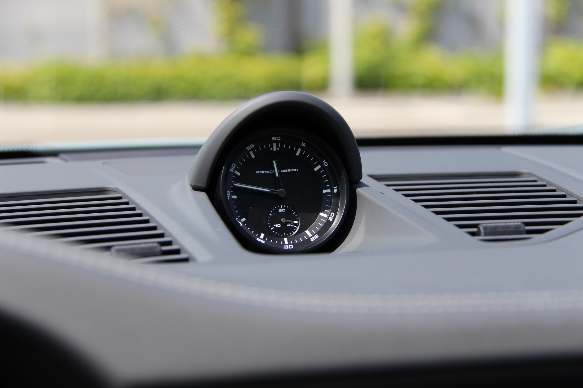 Auta Porsche stoją w rosyjskich serwisach, a czas leci...