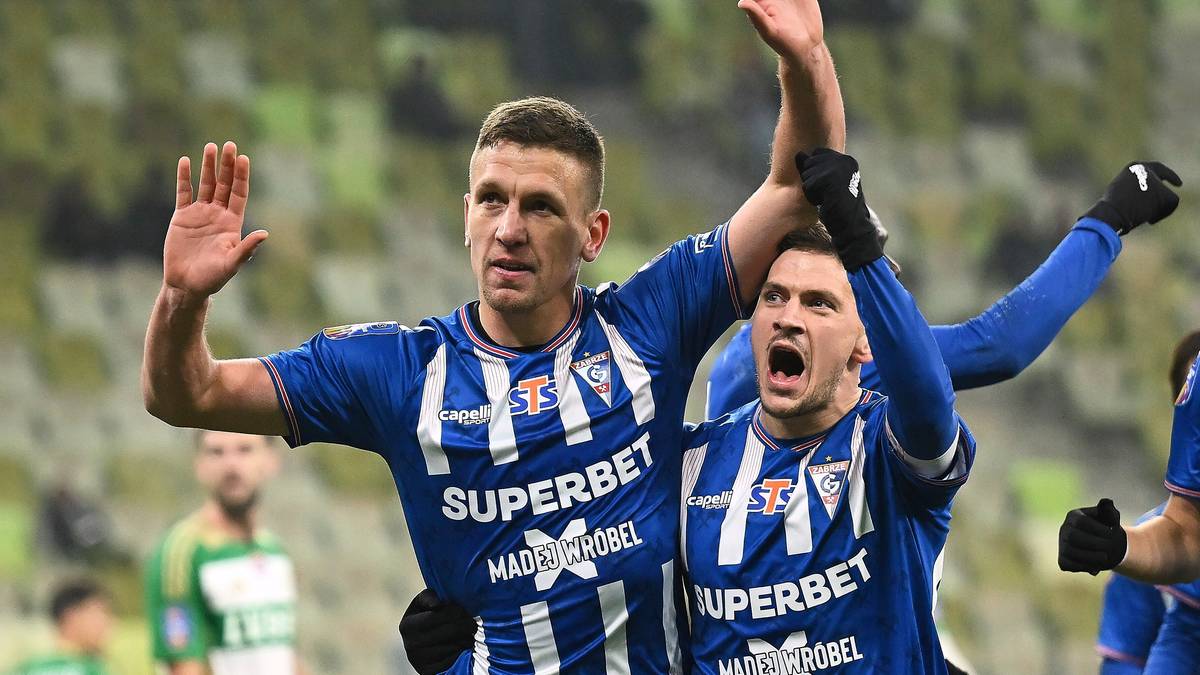 Piłkarze Górnika Zabrze świętujący zdobycie gola.