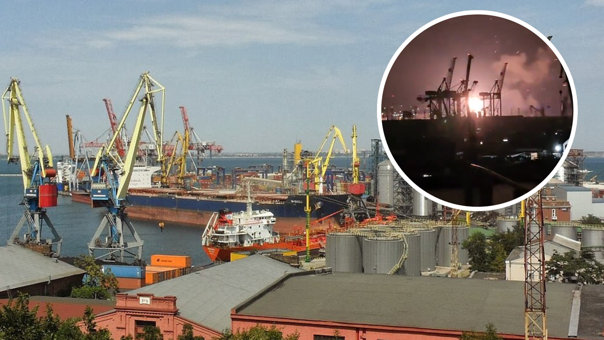 Widok na port morski z licznymi dźwigami, statkami i budynkami przemysłowymi. W prawym g&oacute;rnym rogu okrągłe okno z widokiem na nocny atak z eksplozjami i dymem w tle portu.