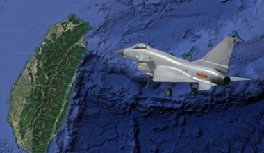 Samolot bojowy chińskiej armii przelatuje nad wodami otaczającymi Tajwan.