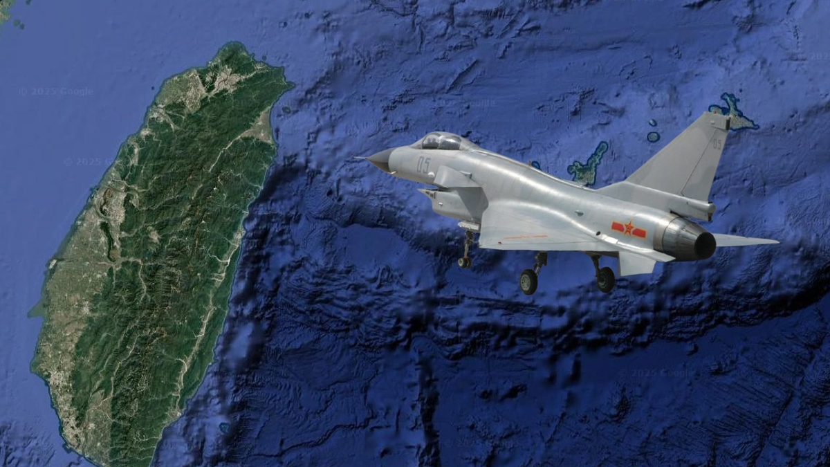 Samolot bojowy chińskiej armii przelatuje nad wodami otaczającymi Tajwan.