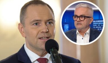 Profesor Andrzej Fal, prezes Towarzystwa Zdrowia Publicznego, przemawia do mikrofonu. W prawym g&oacute;rnym rogu kadru widnieje okrągły portret innego mężczyzny.